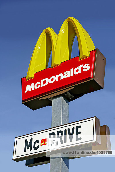 Hinweisschild für McDonalds McDrive  Deutschland