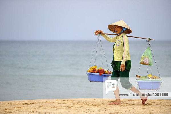 Obstverkäuferin am Strand  Phukok  Südvietnam  Südostasien