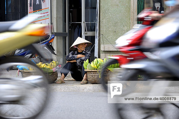 Obstverkäuferin am Straßenrand  Hanoi  Nordvietnam  Südostasien