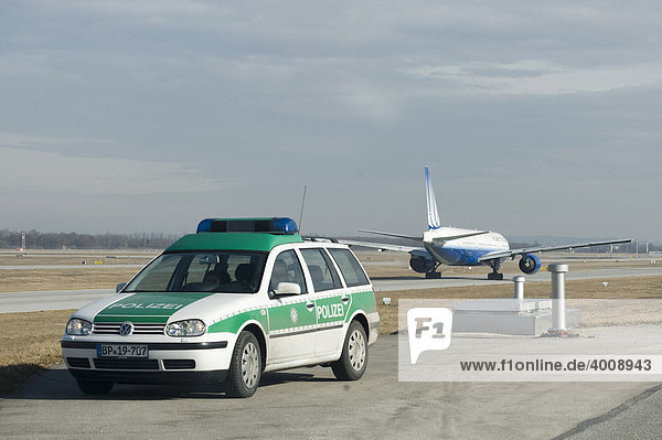 Eine Boeing des Typs 777-222 der United Airlines auf dem Flughafen München  im Vordergrund ein Einsatzfahrzeug der Bundespolizei  München  Bayern  Deutschland