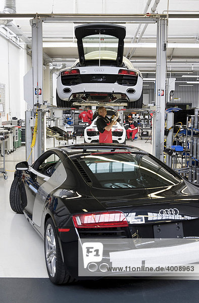 Audi-Mitarbeiter sind in der Audi-R8-Manufaktur an der Finish Line mit letzten Kontrollen des Sportwagens R8 beschäftigt  Baden-Württemberg  Deutschland  Europa