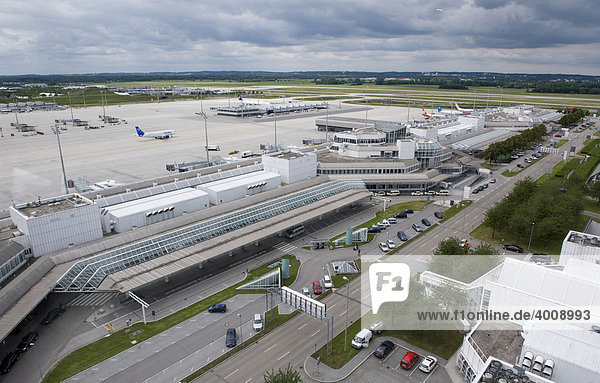 Blick vom Tower auf das Terminal 2 des Flughafen München  Bayern  Deutschland  Europa