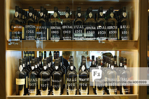 Madeira-Weine verschiedener Jahrgänge werden in einem Shop angeboten  auf dem Flughafen Funchal auf Madeira  Portugal  Europa