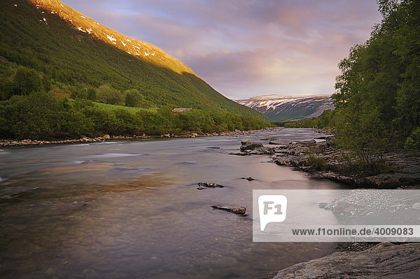 Abendliche Stimmung beim Fluss Driva im Nationalpark Dovrefjell  Norwegen  Skandinavien  Europa