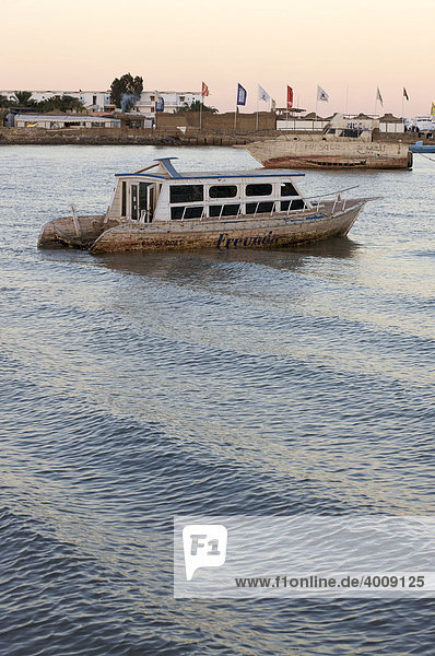 Wrack von Tauchboot an Strand in Safaga  Ägypten  Afrika