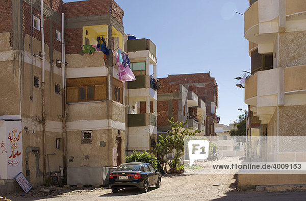 Seitengasse zwischen Wohnblocks in Safaga  Ägypten  Afrika