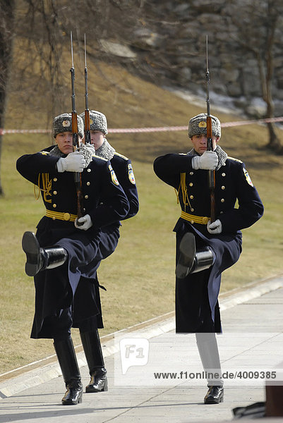 Russische Soldaten der Ehrenwache vor dem Grab des Unbekannten Soldaten  Alexandergarten  Moskau  Russland