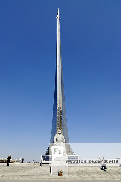 Kosmonautenmuseum  Museum für sowjetische Raumfahrt und Statue des russischen Wissenschaftlers Konstantin Ziolkowski  Moskau  Russland