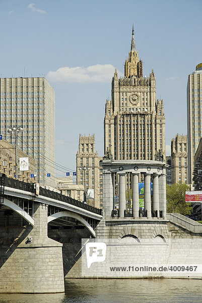 Stadtansicht mit der Borodinski Brücke und einem Gebäude des russischen Außenministeriums  Moskau  Russland