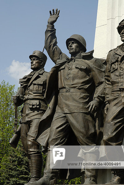 Skulpturen russischer  französischer und amerikanischer Soldaten  Denkmal für die Teilnehmer der Anti-Hitler-Koalition  Poklonnaya Hügel  Moskau  Russland