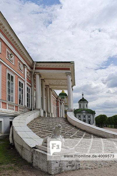 Haupteingang des Großen Palastes auf dem Kuskowo-Anwesen  Sommerresidenz der Scheremetew-Familie  Moskau  Russland