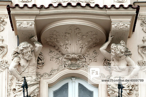 Verzierungen an einem Haus im Renaissance-Stil am Platz der Republik in Pilsen  Plzen  Böhmen  Tschechien  Europa Hausfassade