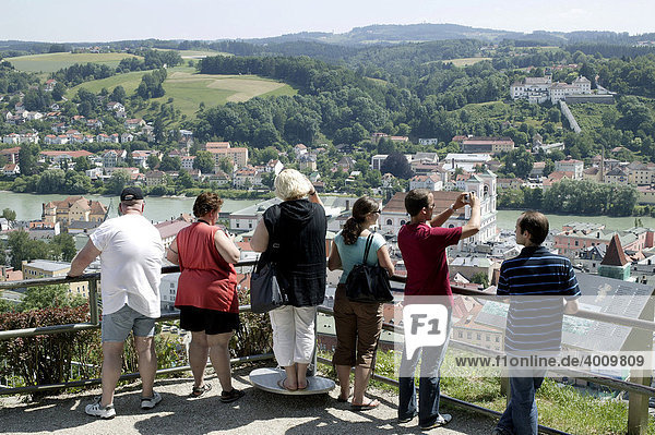 Touristen blicken von der Veste Oberhaus auf die Altstadt von Passau  in Passau  Bayern  Deutschland  Europa