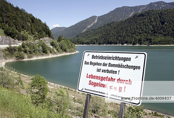 Warnschild Lebensgefahr an der Staumauer am Sylvenstein Speichersee  Stausee  in dem die Isar aufgestaut wird  in Fall bei Lenggries  Bayern  Deutschland  Europa