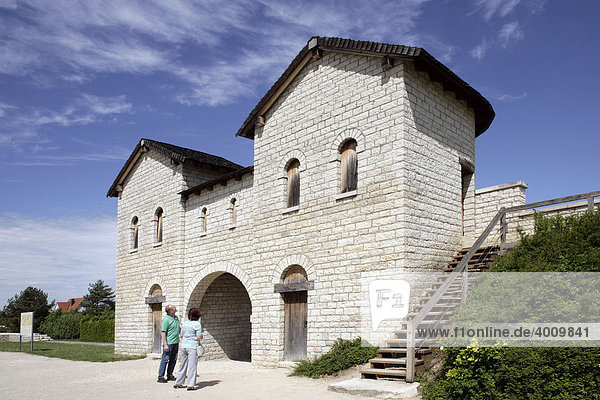Rekonstruiertes Nordtor des Römerkastell Biriciana am ehemaligen Limes in Weißenburg  Bayern  Deutschland  Europa