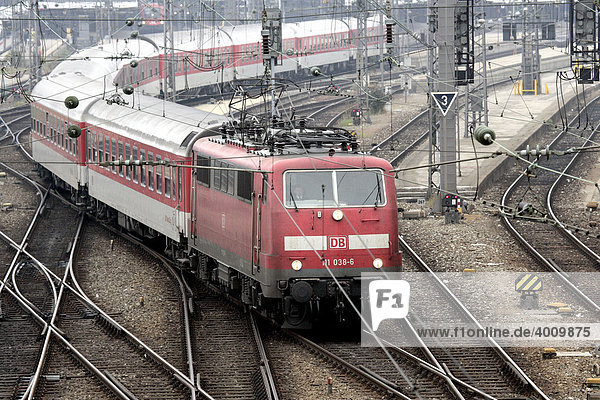 Elektrolok der Deutschen Bahn AG auf der Gleisanlage beim Hauptbahnhof München in München  Bayern  Deutschland  Europa