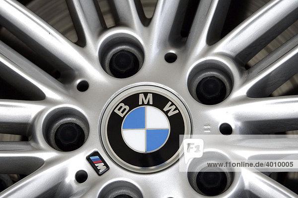 Radfelge an einem 3er BMW aus Aluminium mit Logo
