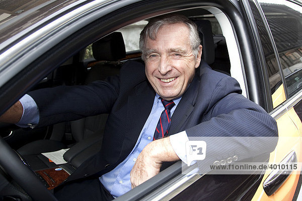 Erich Sixt  Vorstandsvorsitzender und Hauptaktionär der Sixt AG sitzt in einem Auto mit Sixt Logo