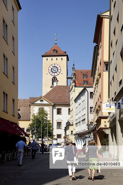 Fußgängerzone und Altes Rathaus in Regensburg  Bayern  Deutschland  Europa