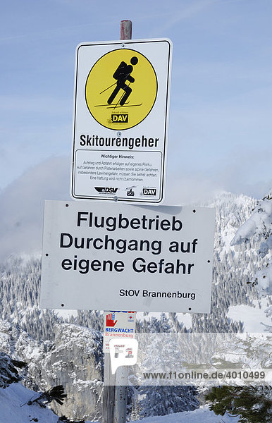 Hinweistafel für Ski Tourengeher in alpiner Winterlandschaft  Wendelsteingebirge  Bayern  Deutschland  Europa