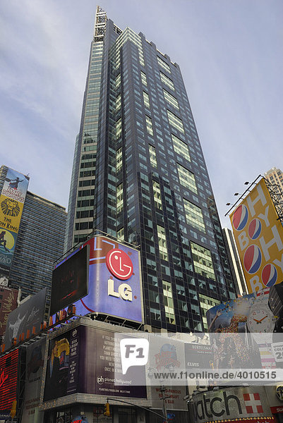 Hochhaus mit Leuchtreklametafeln am Time Square  New York  USA