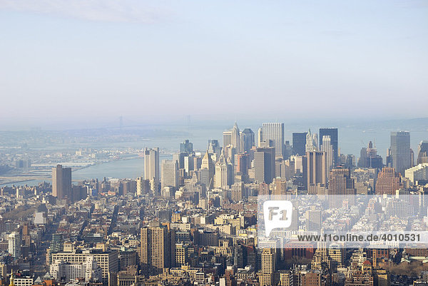 Blick auf die Lower Eastside Manhattan vom Empire State Building  New York  USA