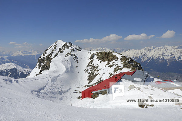Eingeschneite Glungezer Hütte  Berghütte in hochalpinem Gelände  Glungezer Tuxer  Voralpen  Tirol  Österreich