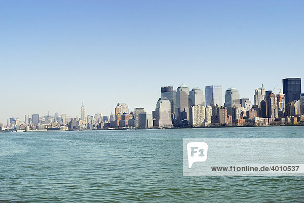 Blick auf Financial District in Lower Manhattan über Hudson River  Manhattan  New York  USA