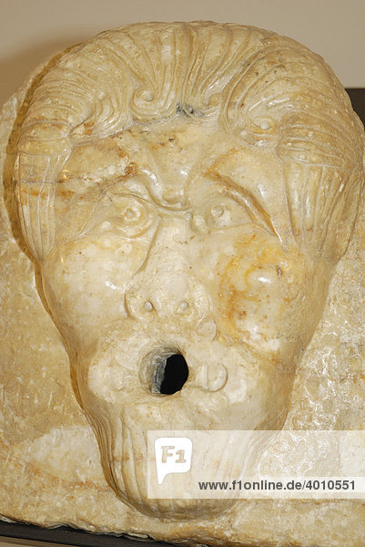 Normannische Steinskulptur  Gesicht eines Mannes als Regenspeier  Staatsmuseum Mileta  Kalabrien  Süditalien  Italien  Europa