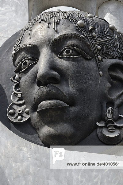 Geschmückter Frauenkopf  Teil einer Bronzeskulptur  Bietigheim  Baden-Württemberg  Deutschland  Europa
