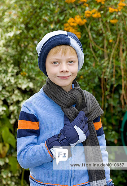 Ein Junge  6 Jahre  mit Mütze  Schal und Handschuhen