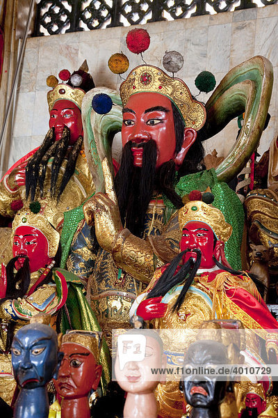 Zahlreiche Puppen im chinesischen Jui-Tui-Tempel Stadt Phuket Town Insel Phuket Südthailand Thailand Südostasien Asien