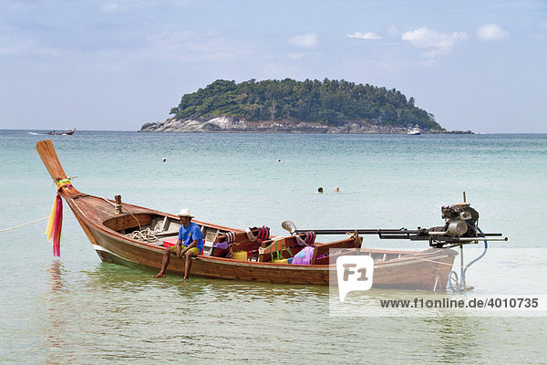 Ein Longtailboot in Strandnähe Kata Insel Phuket Südthailand Thailand Südostasien Asien