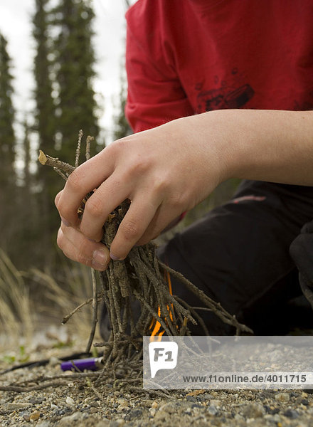 Anzünden eines Lagerfeuers mit Reisig  Yukon Outdoor School Program Schulprojekt  Yukon Territory  Kanada  Nordamerika