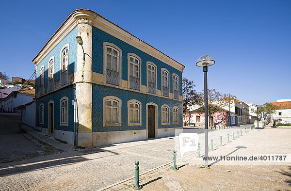 Historische Architektur am Platz in Silves Haus mit blauen Kacheln Silves Portugal Europa