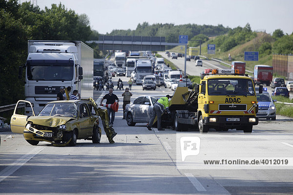 Abschleppdienst im Einsatz nach einem Unfall auf der Autobahn 3 bei Dernbach  Rheinland-Pfalz  Deutschland  Europa