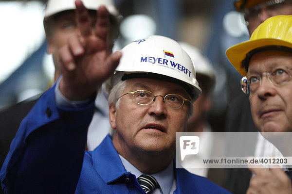 Bundesaußenminister  Vizekanzler und SPD-Kanzlerkandidat Frank-Walter Steinmeier gestikuliert bei einem Besuch der Meyer-Werft in Papenburg  Niedersachsen  Deutschland  Europa