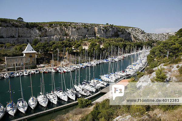 Yachthafen  Sportboothafen  Hafen von Les Calanques bei Cassis  Südfrankreich  Frankreich  Europa