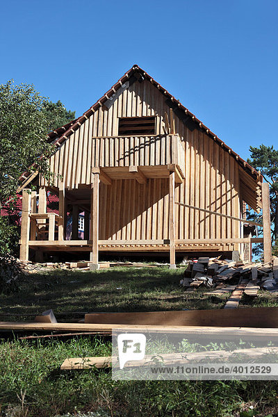 Wohnhaus wird in landestypischer Weise aus Holz gebaut im Nationalpark Kuröiu Nerija auf der Kurischen Nehrung in Litauen
