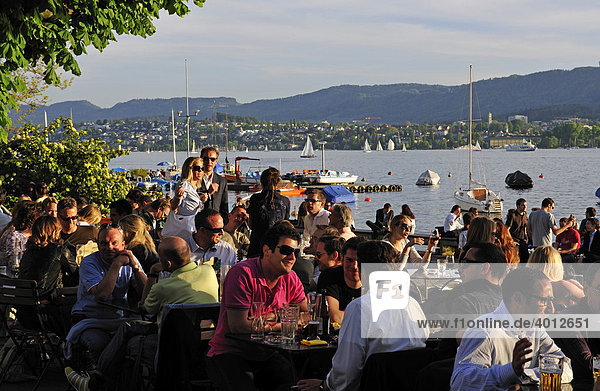 Leute genießen einen lauen Frühlingsabend am See  Zürich  Schweiz  Europa