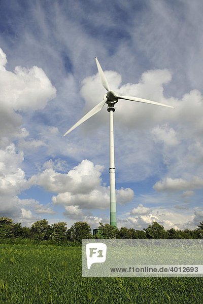 Windkraftanlagen wandeln die Windenergie in Strom um  Schleswig Holstein  Deutschland  Europa