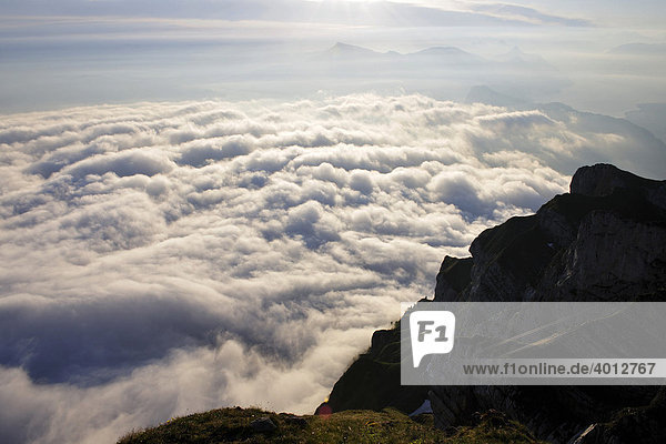 Nebel über dem Vierwaldstättersee vom Ausflugsberg Pilatus aus gesehen  Schweiz  Europa