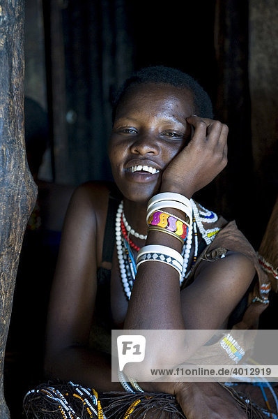 Portrait einer Frau vom Stamm der Datooga, die im Norden Tansanias um den See Eyassi siedeln, Afrika