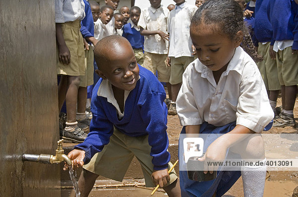 Schulkinder stillen ihren Durst  Moshi  Tansania  Afrika