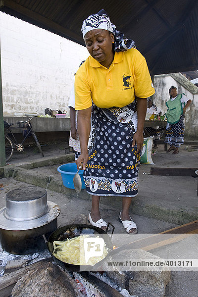 Woman frying potato chips  Quelimane  Mozambique  Africa