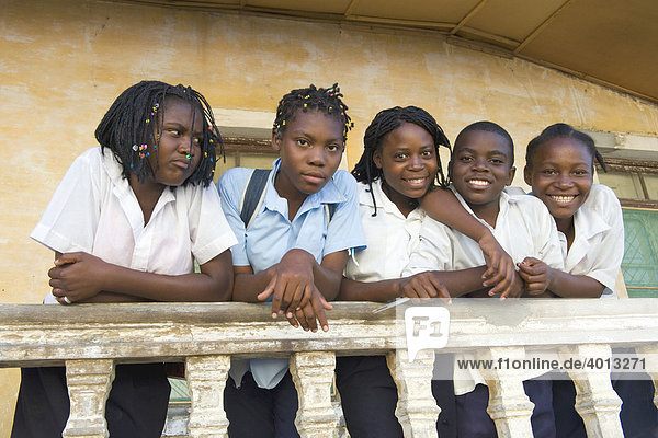 Schülerinnen eines Gymnasiums in Quelimane Mosambik Afrika