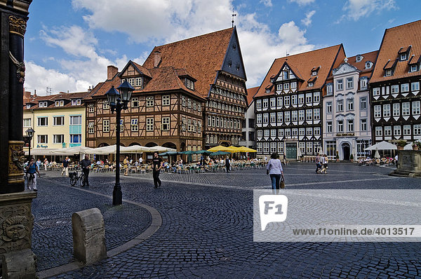 Market square with the Baeckeramtshaus baker's guild house and the Knochenhaueramtshaus butcher's guild house  Hildesheim  Lower Saxony  Germany  Europe