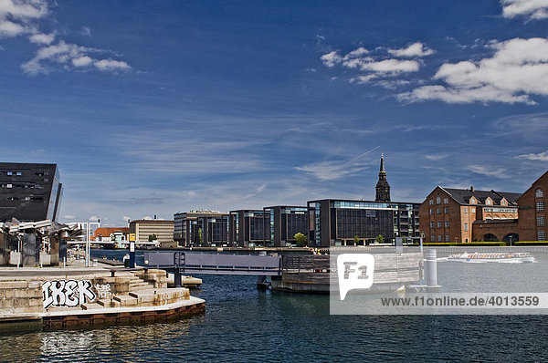 Blick von der königlichen Bibliothek  dem Schwarzen Diamanten über den Kanal zum Stadtteil Christianshavn  Kopenhagen  Dänemark  Skandinavien  Europa