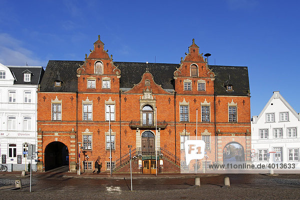 Glückstädter Rathaus mit Restaurant Ratskeller auf Marktplatz  Altstadt von Glückstadt  Schleswig-Holstein  Deutschland