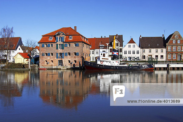 Alter Salzspeicher  altes Schiff Schlepper Flensburg sowie historische Häuser am Hafen  Altstadt von Glückstadt  Schleswig-Holstein  Deutschland